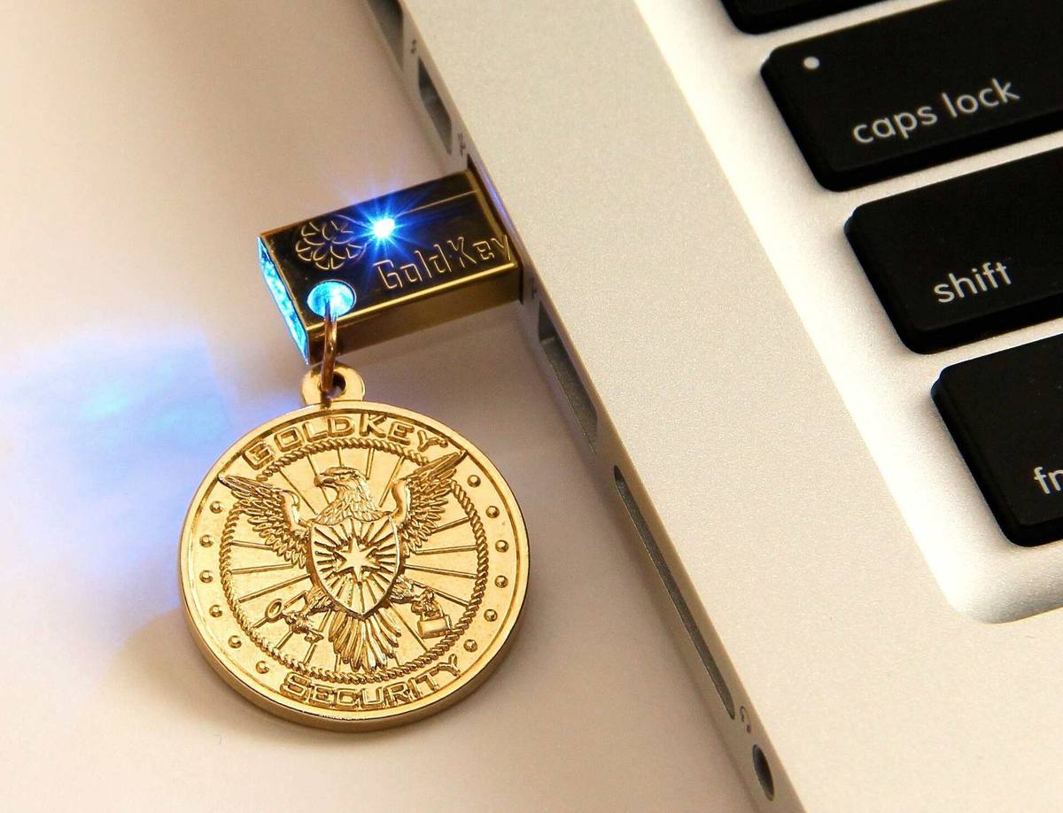 Hardwarový bezpečnostní token GoldKey s kroužkem na klíče