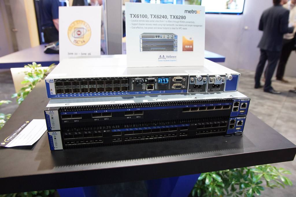 Dva síťové přepínače Mellanox InfiniBand na výstavním stole