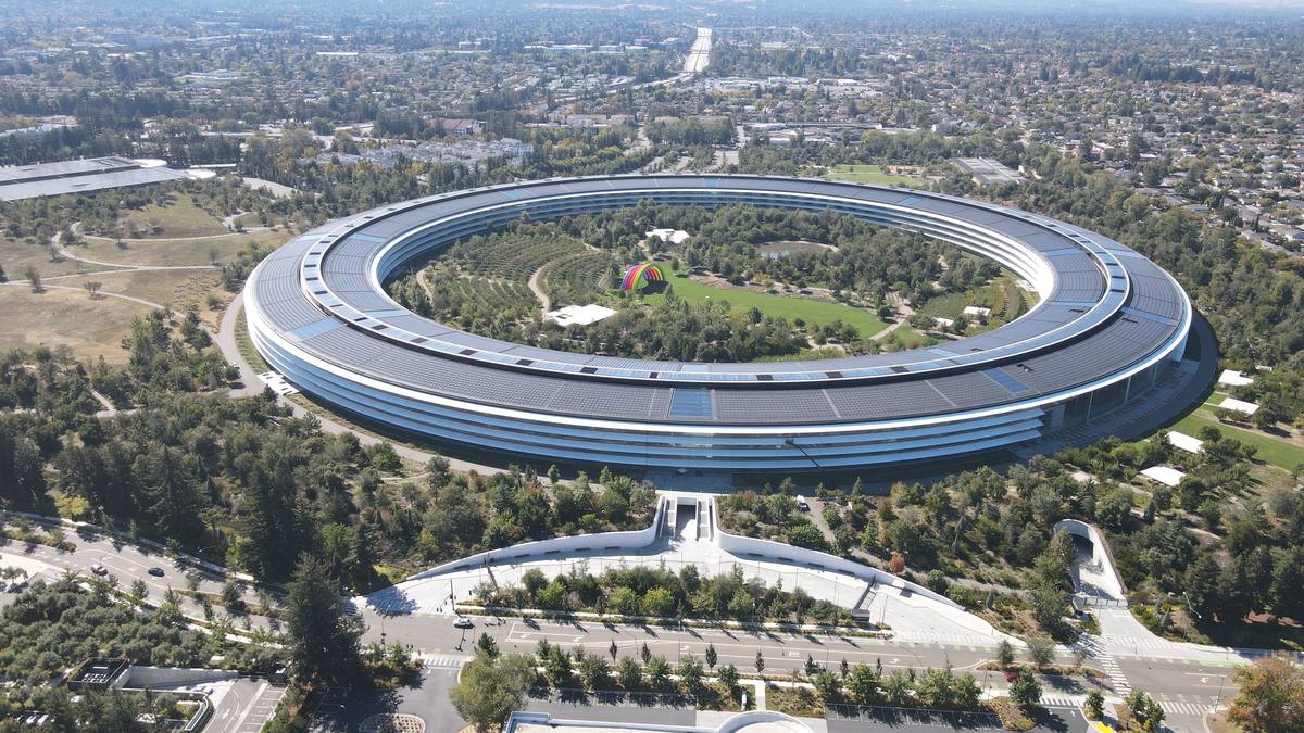 Letecký pohled na kruhovou budovu Apple Park v Cupertinu