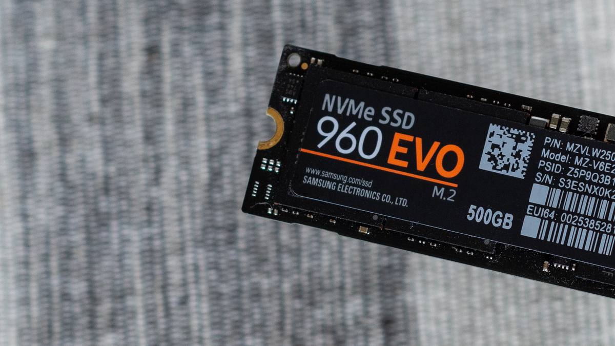 Disk Samsung 960 EVO ve formátu M.2 držený proti šedé látce