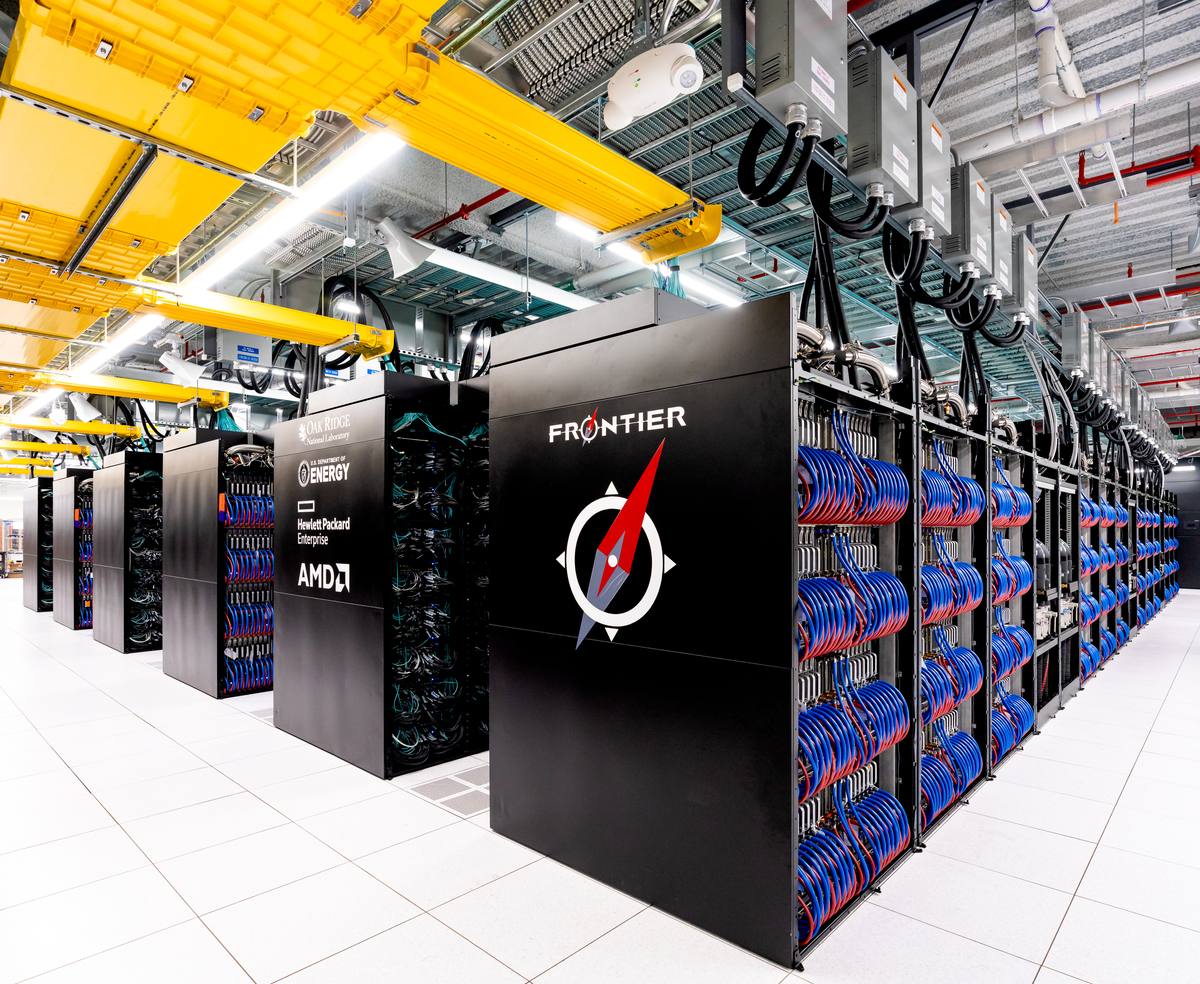 Řady stojanů superpočítače Frontier v Oak Ridge National Laboratory