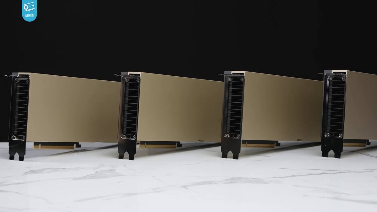Čtyři akcelerátorové karty NVIDIA H100 vedle sebe