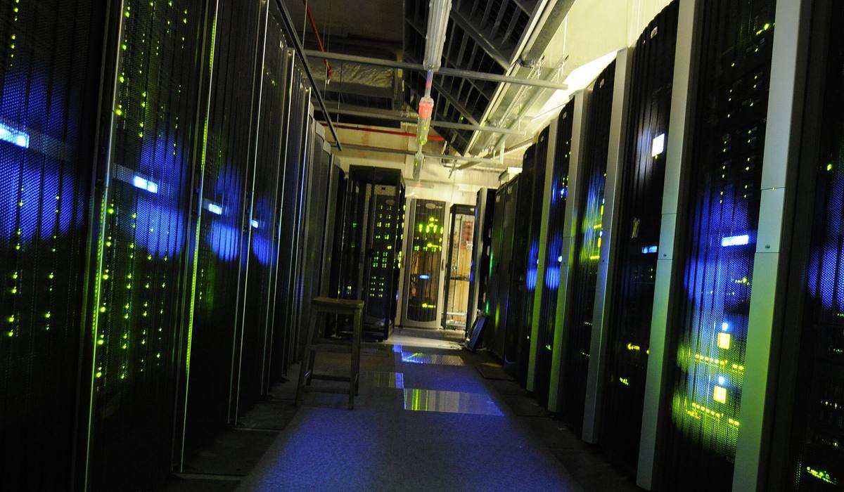 Řady serverových skříní v sále britského Národního archivu