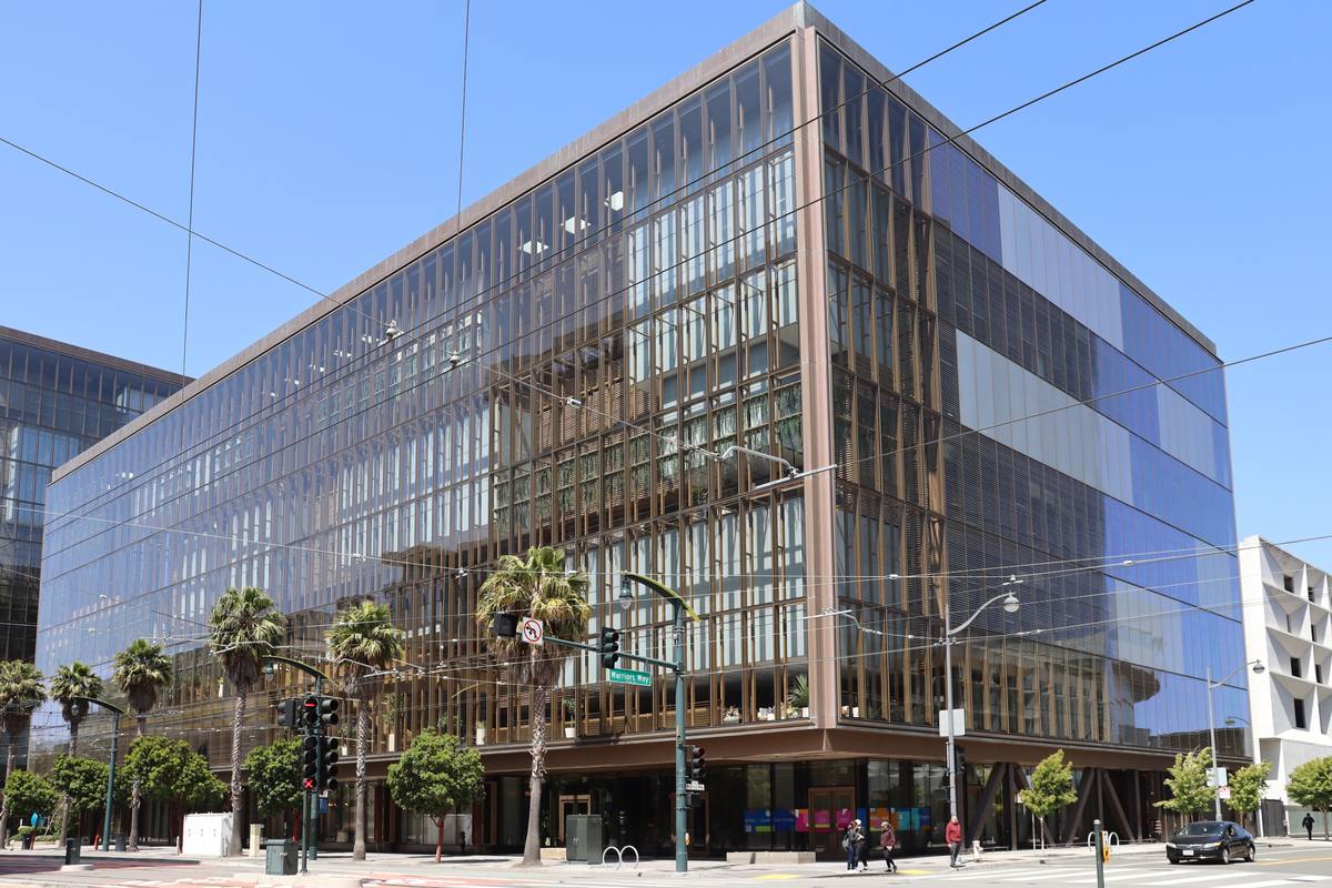 Kancelářská budova na 1515 Third Street v San Francisku