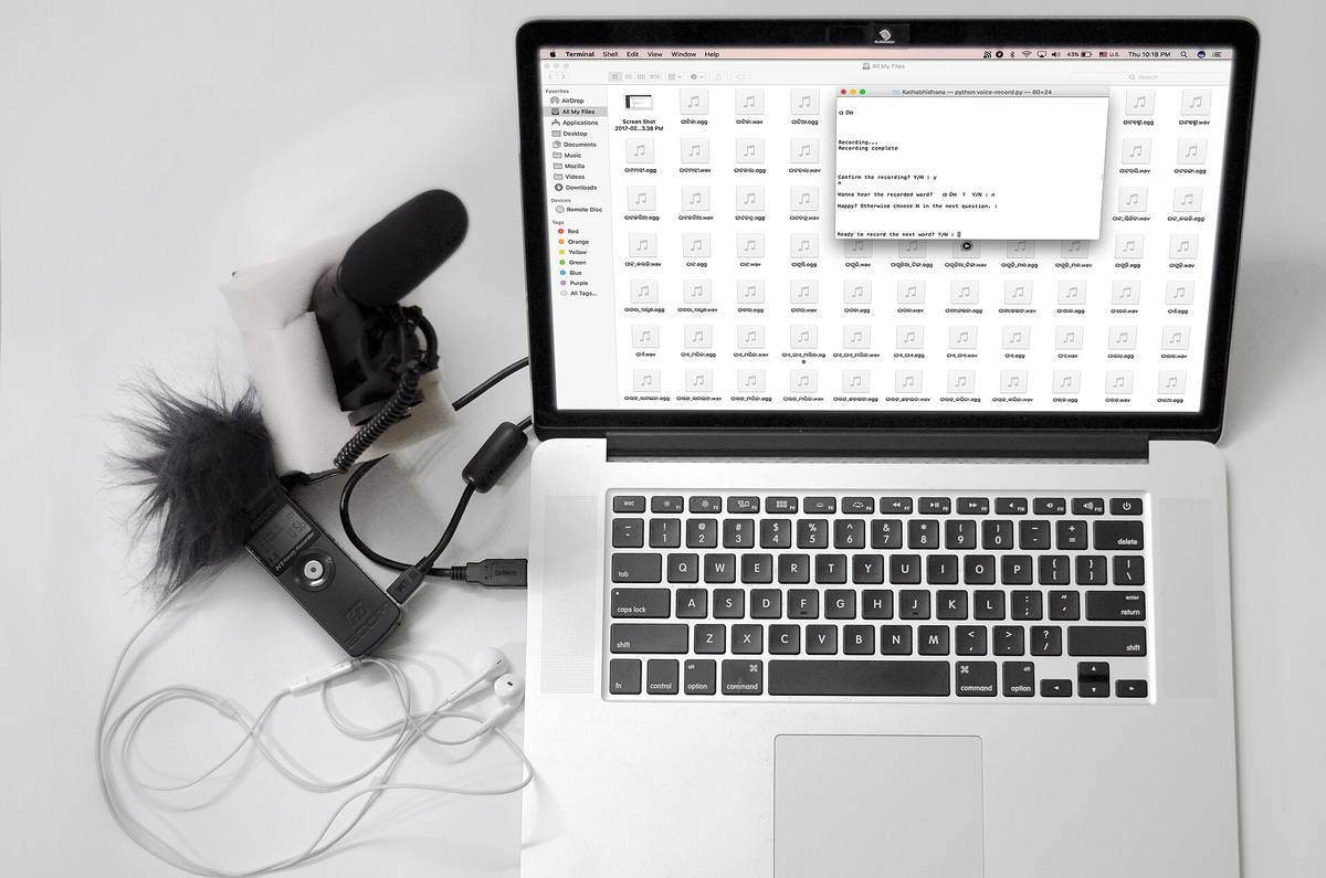 Domácí nahrávací pracoviště s mikrofonem, notebookem a sluchátky