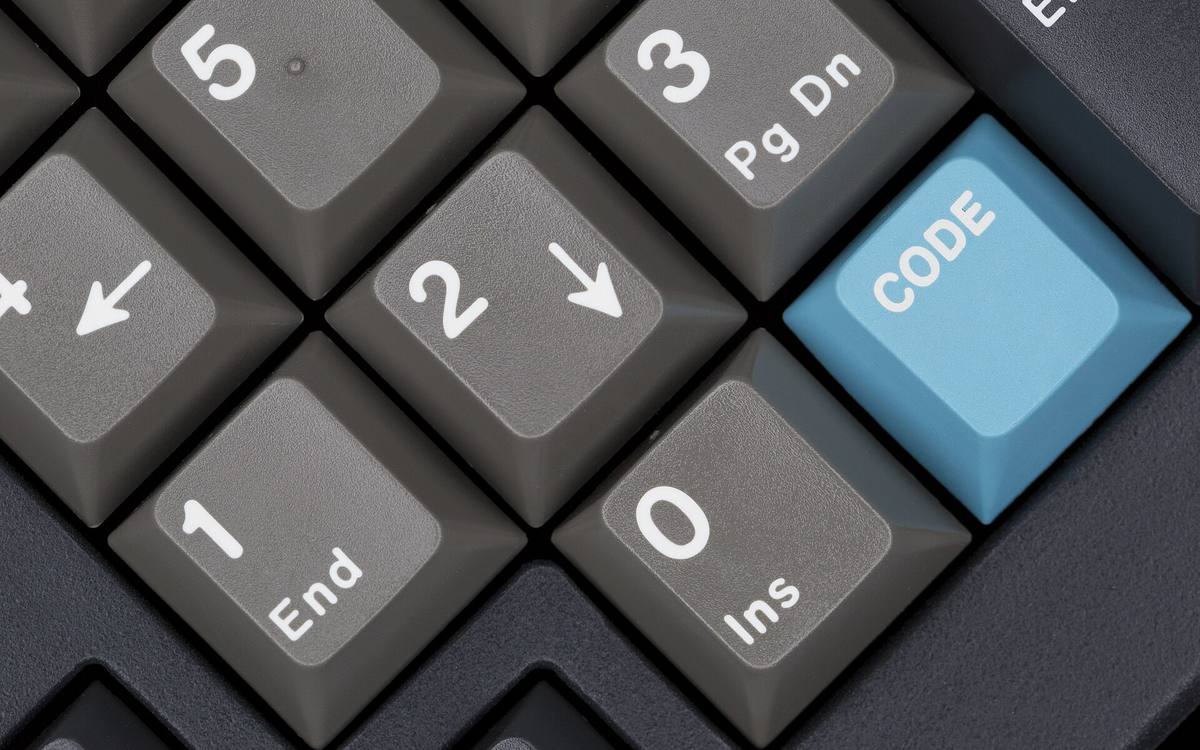 Detail klávesnice s modrou klávesou Code