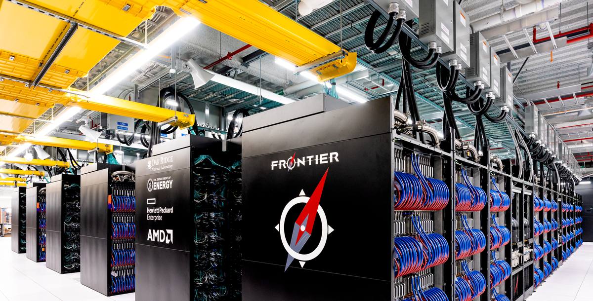 Řady skříní superpočítače Frontier v sále laboratoře v Oak Ridge