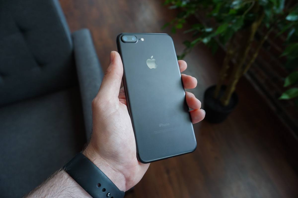 Ruka drží chytrý telefon