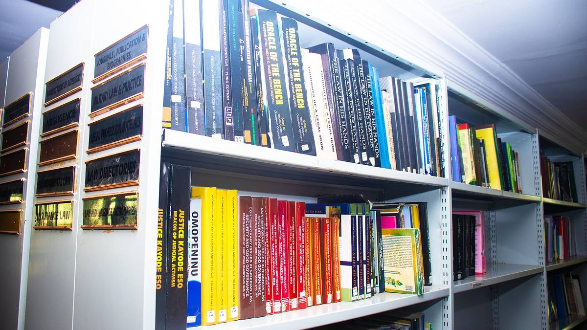 Police s právnickými publikacemi v knihovně