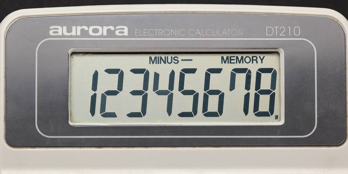Stolní elektronická kalkulačka