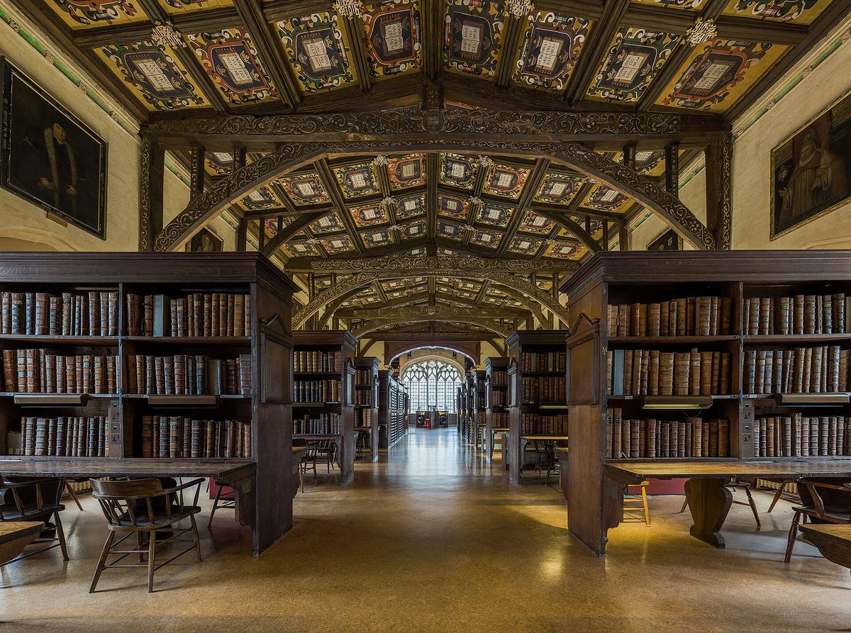 Interiér nejstarší čítárny Bodleian Library v Oxfordu