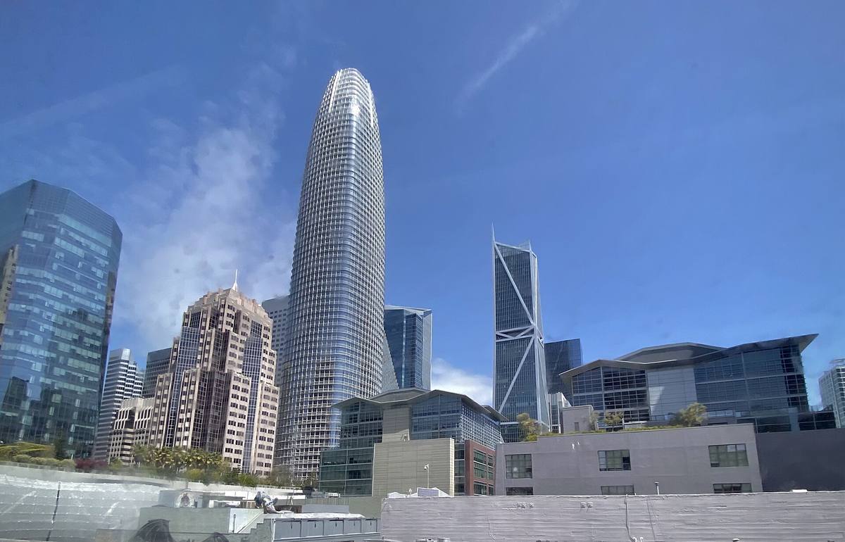Salesforce Tower mezi výškovými budovami v San Francisku