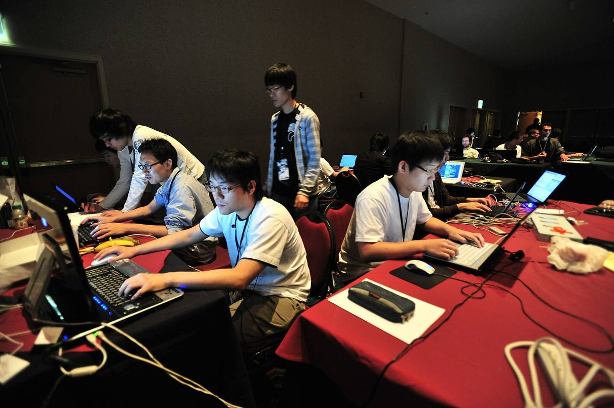 Soutěžící u notebooků při hackerské soutěži