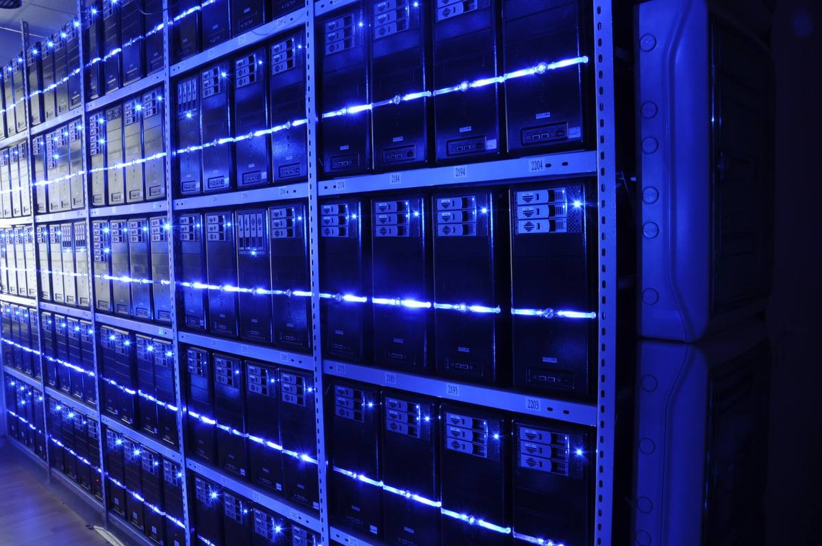 Serverová skříň s výpočetními racky v datovém centru