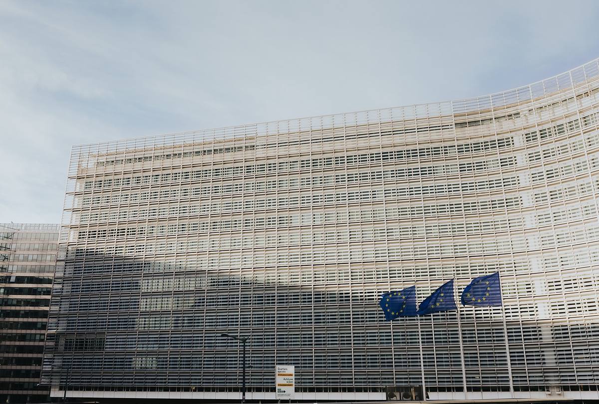 Budova Berlaymont v Bruselu s vlajkami Evropské unie