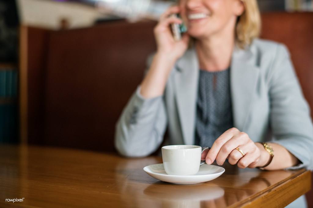 Žena mluví do chytrého telefonu