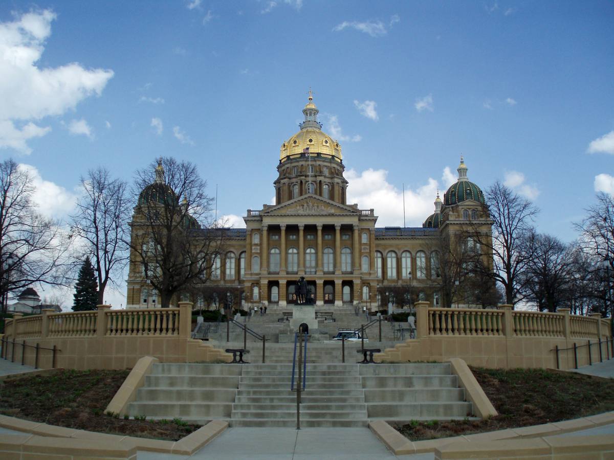 Kapitol státu Iowa v Des Moines se zlatou kupolí