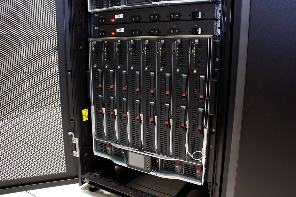 Serverové šasi s řadou zasunutých blade serverů
