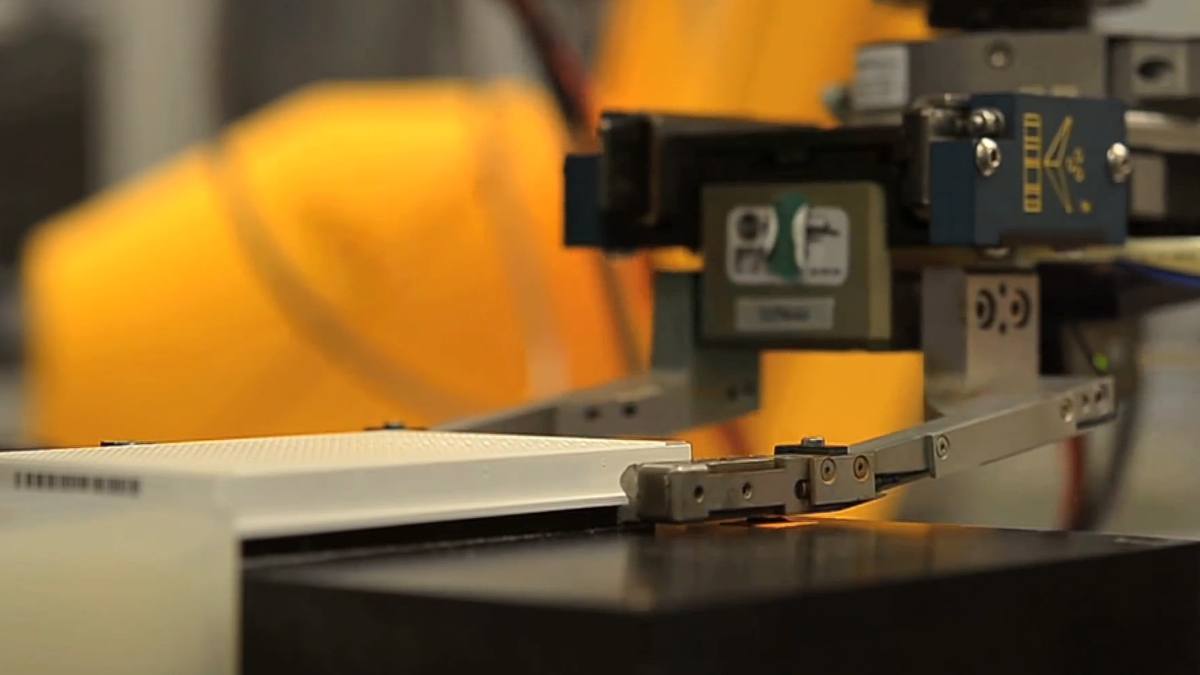 Robotické rameno v laboratoři přemisťuje destičku