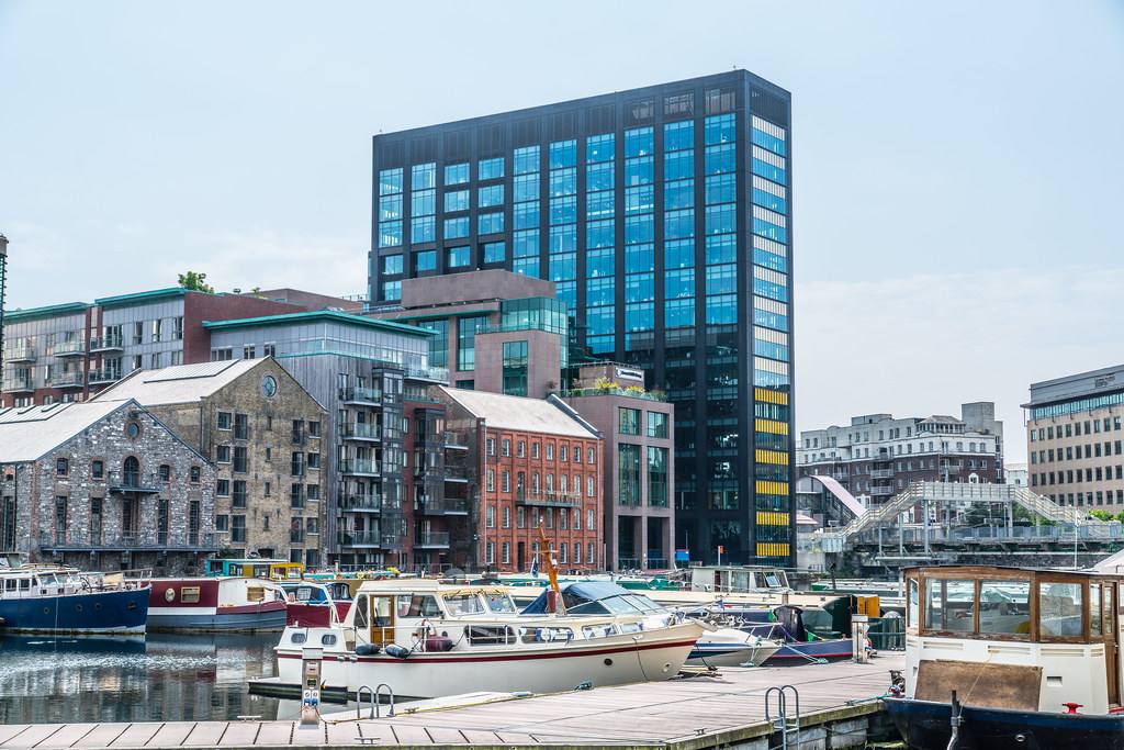 Budova Google Docks za loděmi v dublinském přístavu Grand Canal Dock