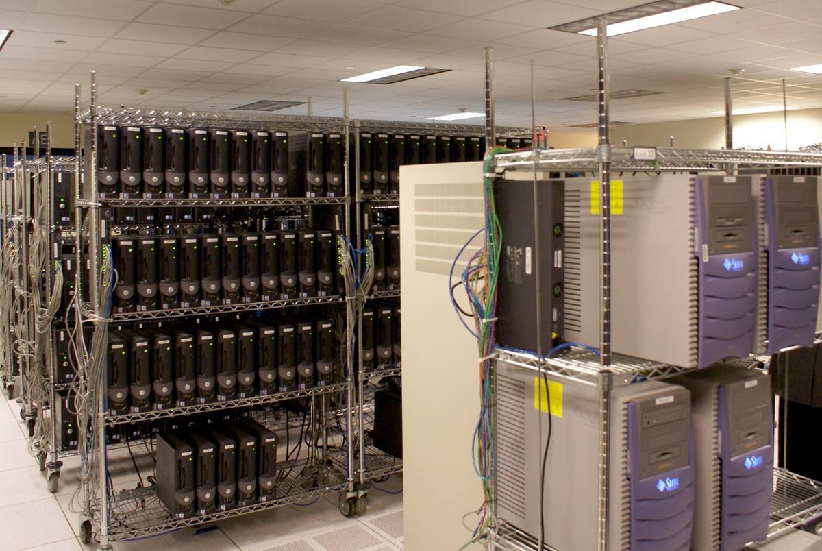Regály s desítkami běžných počítačů v serverovně