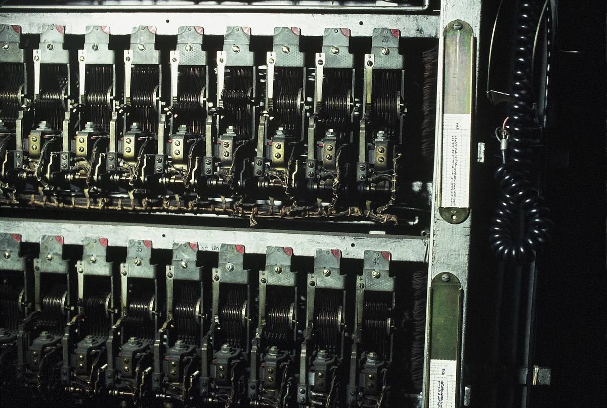 Rám voličů telefonní ústředny systému Panel se svazky kabelů