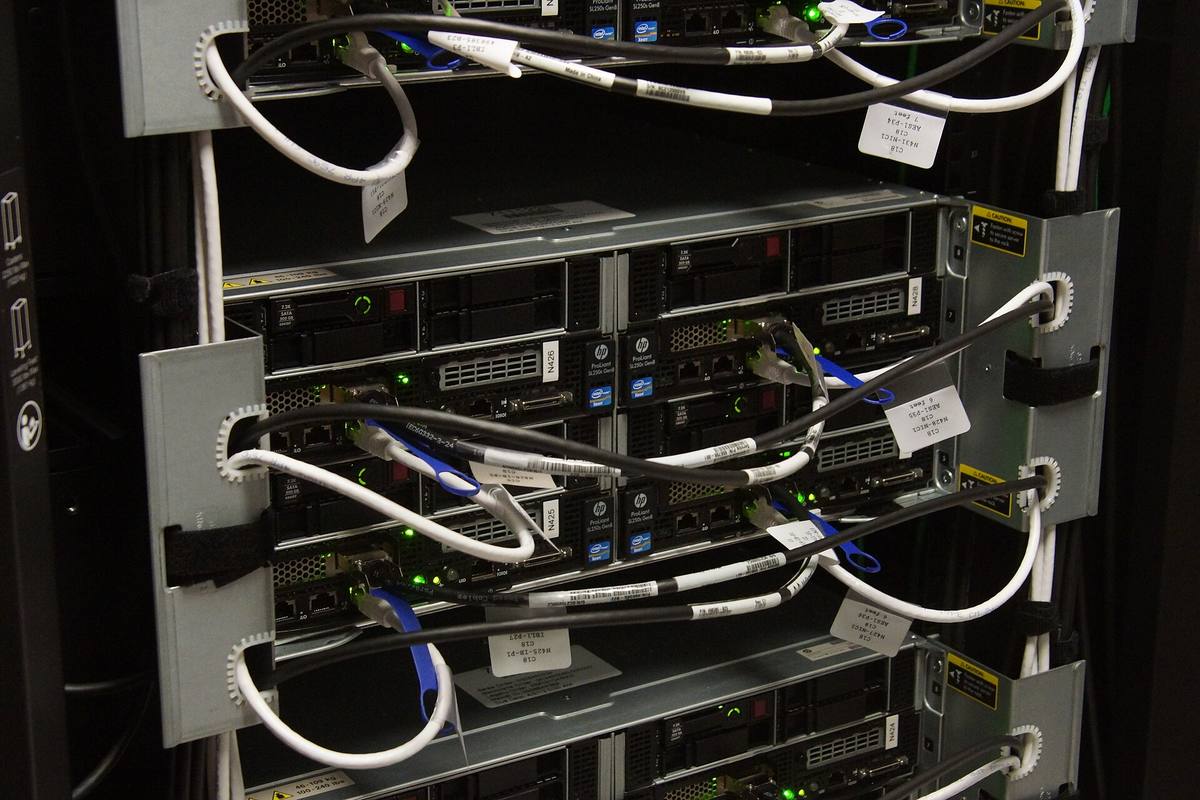 Serverové uzly v šasi s propojovacími kabely