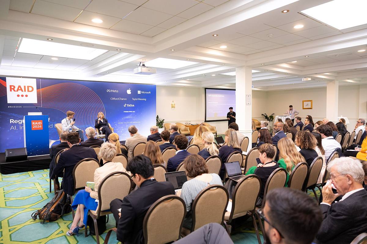Henna Virkkunenová na pódiu konference RAID 2026 v Bruselu před zaplněným sálem