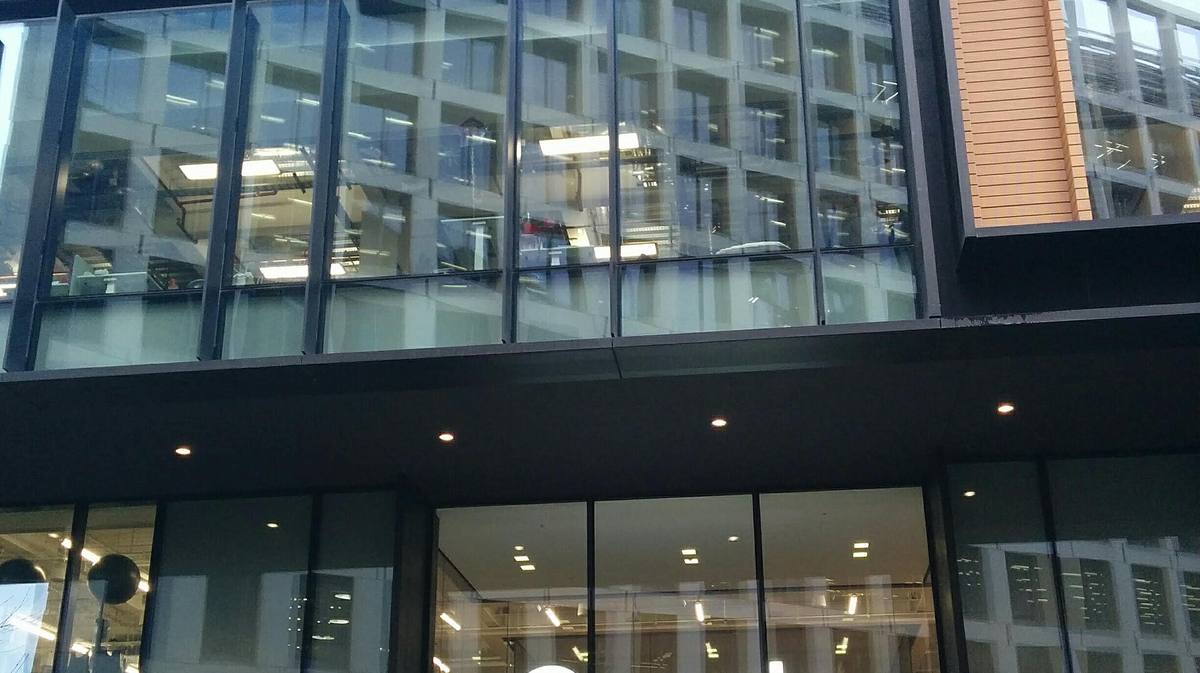 Prosklená fasáda budovy na londýnské adrese 6 Pancras Square