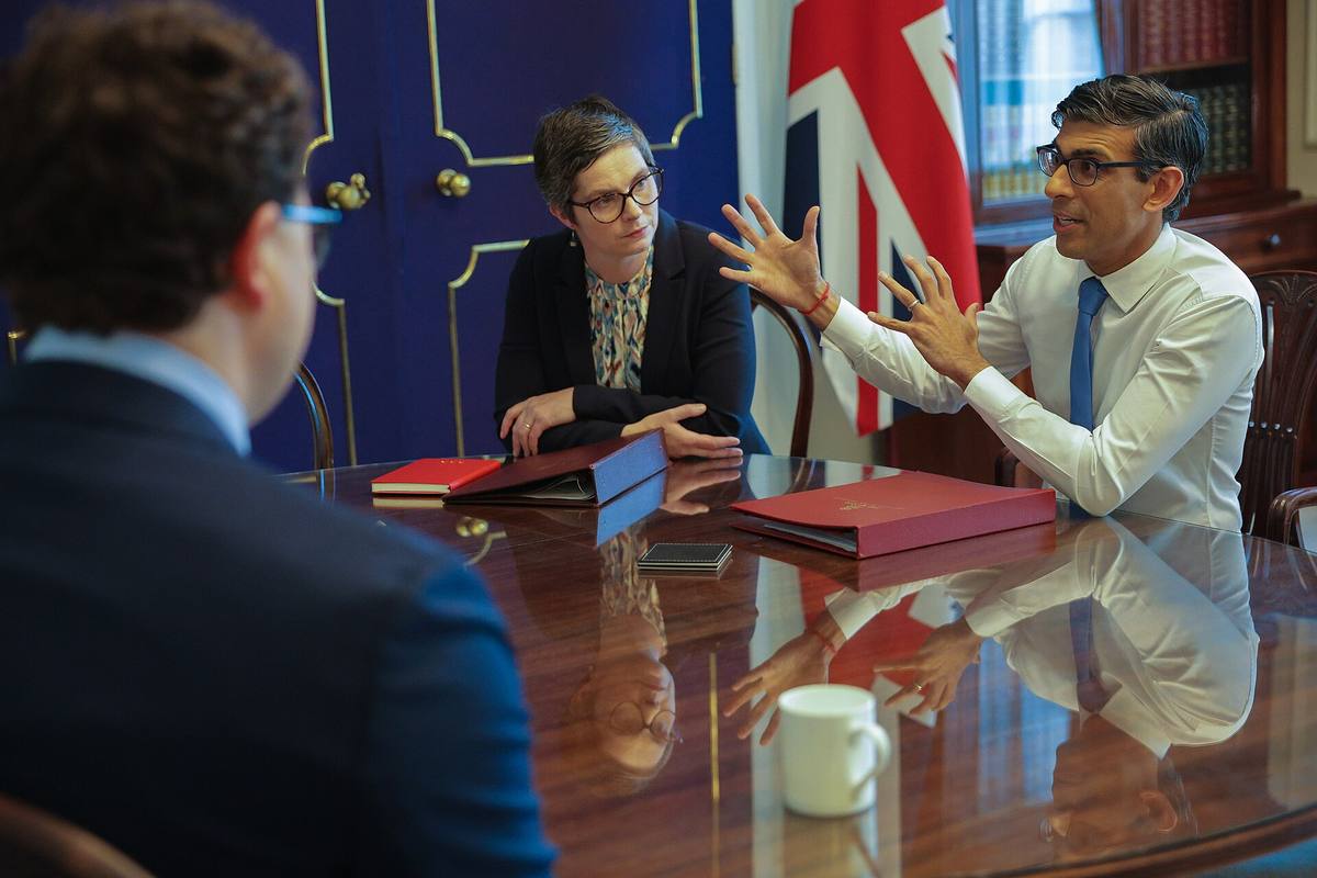 Britský premiér Rishi Sunak hovoří u stolu se zástupci firem vyvíjejících umělou inteligenci