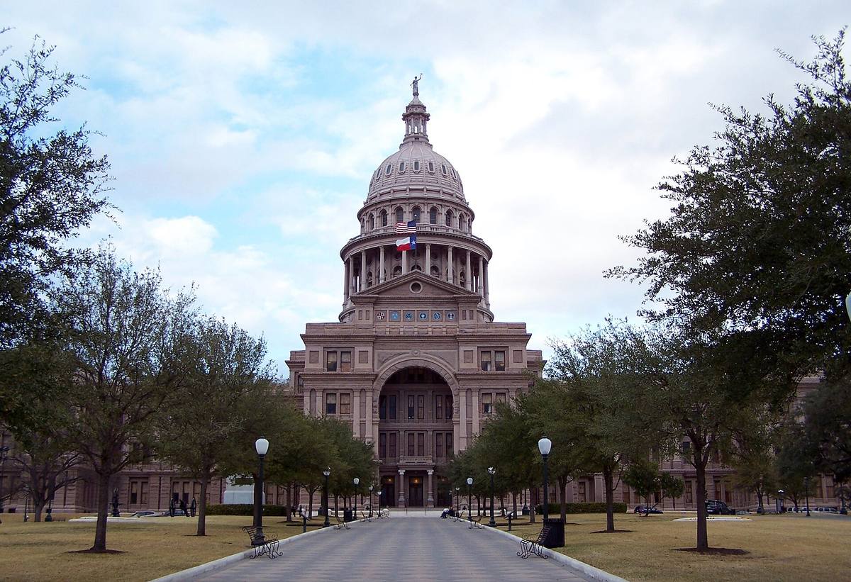 Kapitol státu Texas v Austinu za slunečného dne
