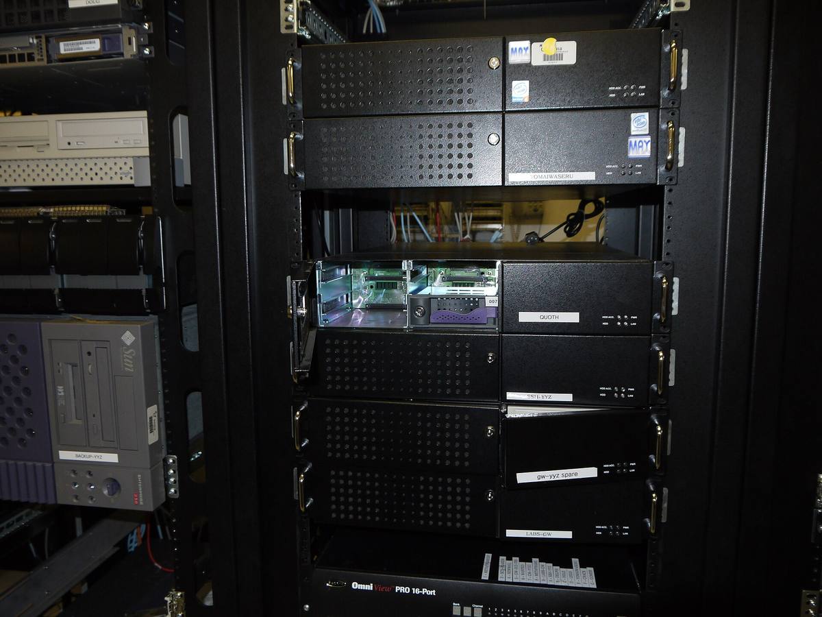 Stojan se servery a síťovým přepínačem v serverovně