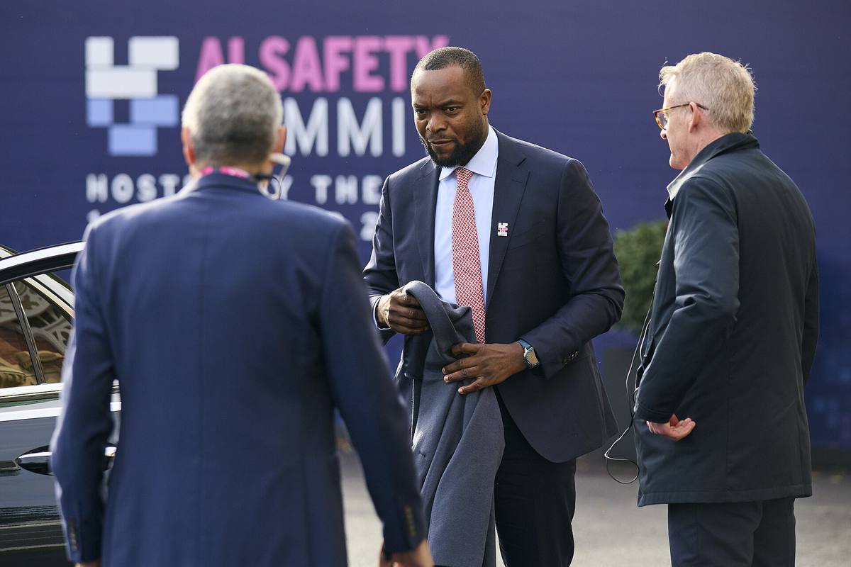 Tři účastníci summitu o bezpečnosti umělé inteligence v Bletchley Parku