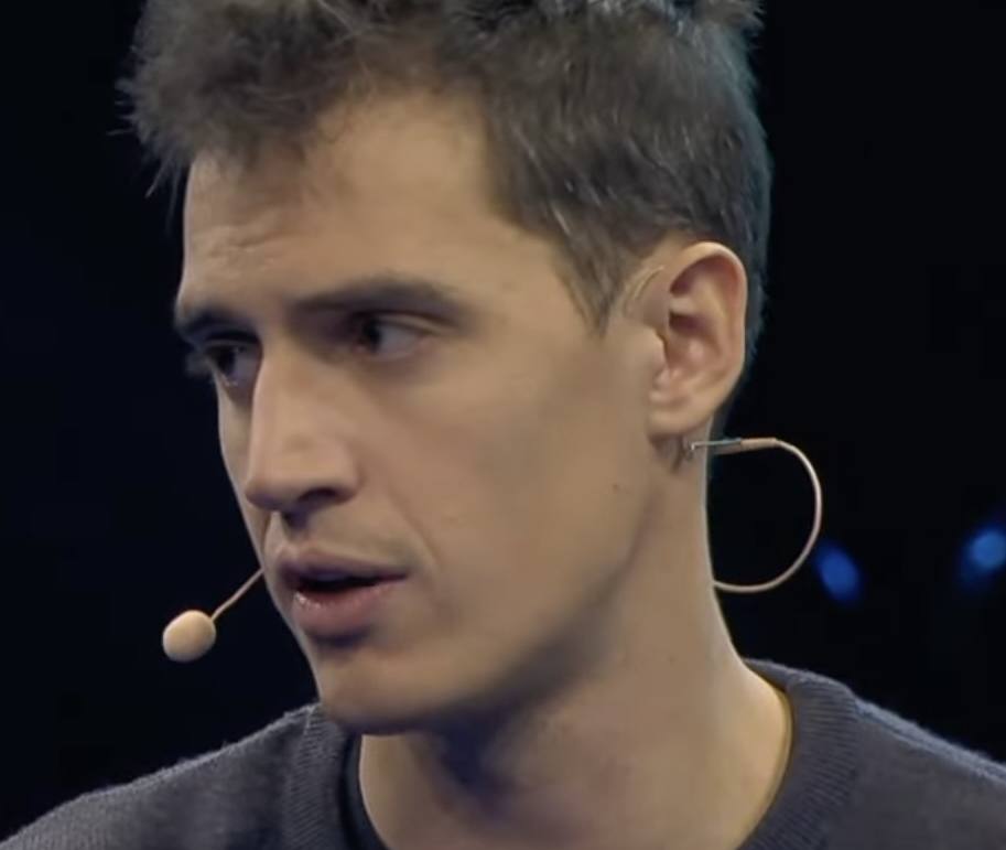Arthur Mensch, spoluzakladatel a ředitel Mistral AI, s mikrofonem na pódiu