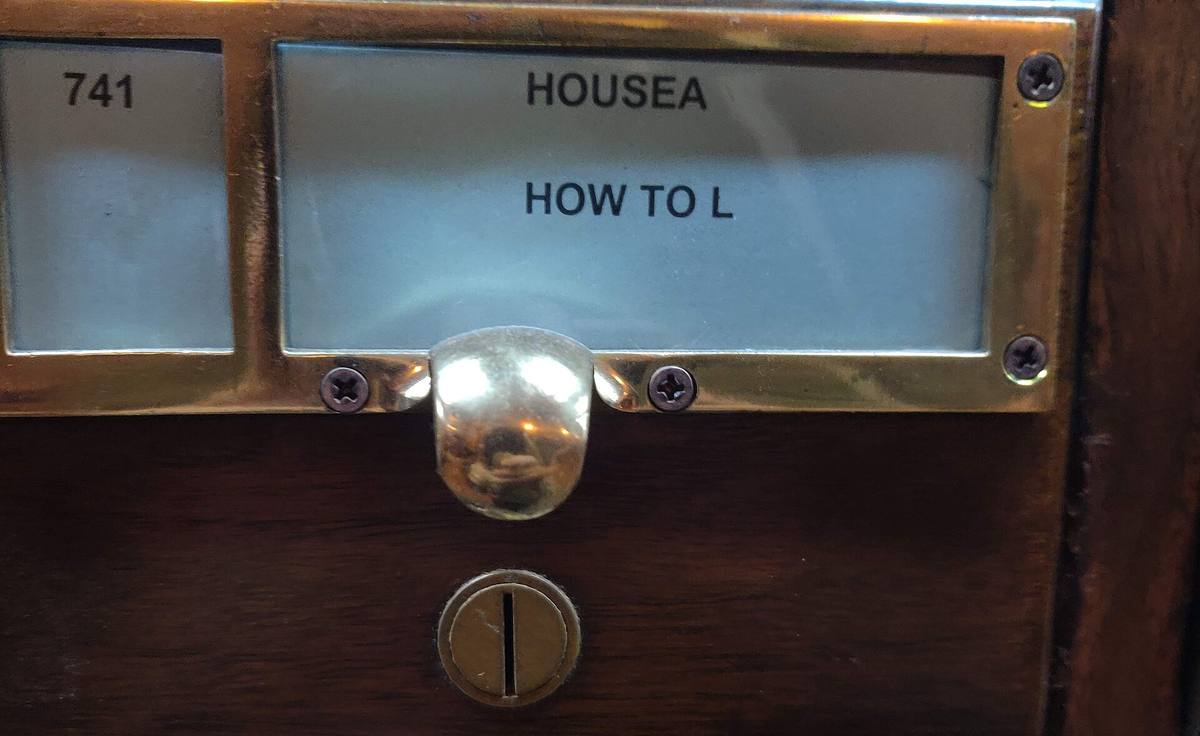 Zásuvka knihovní kartotéky se štítkem HOUSEA – HOW TO L