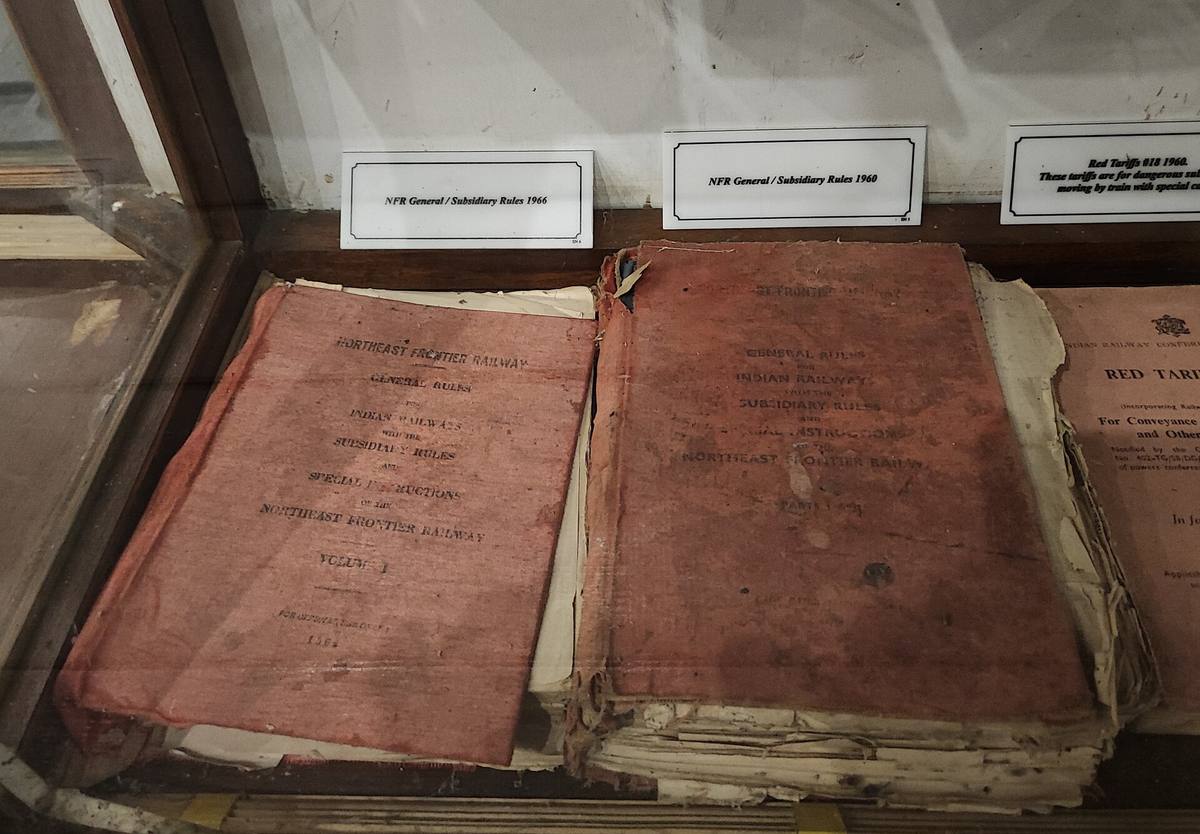 Dvě tištěné knihy provozních pravidel z roku 1960 a 1966 ve vitríně železničního muzea