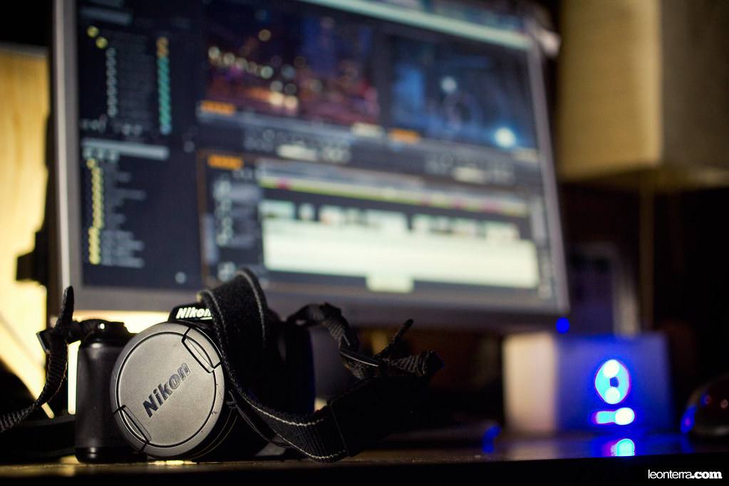 Střižna s monitory a ovládacím pultem