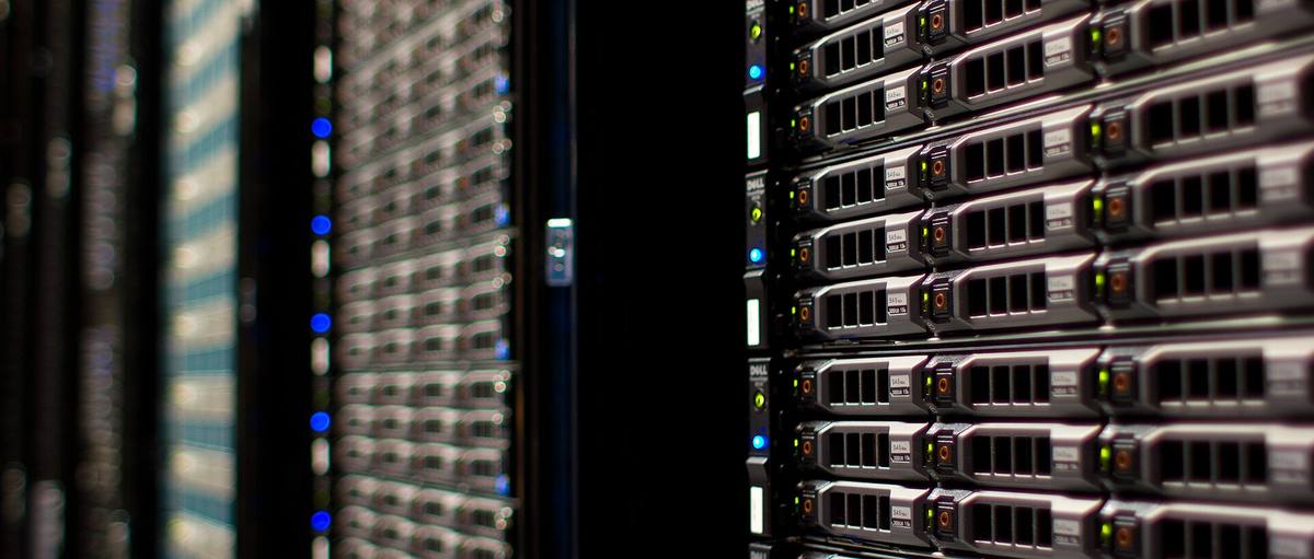 Serverové stojany s řadami disků a svítícími kontrolkami