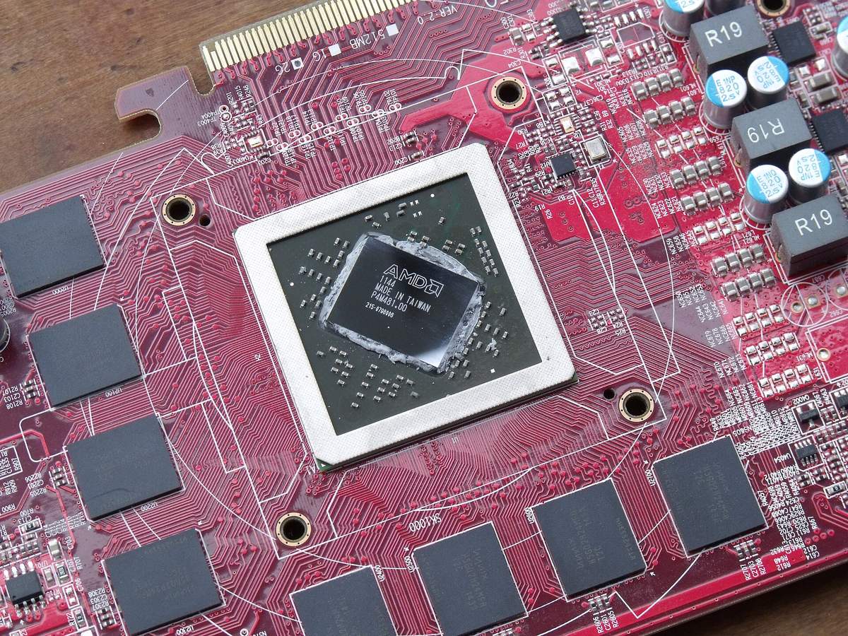 Odkrytý grafický čip AMD Radeon a paměťové čipy na červené desce