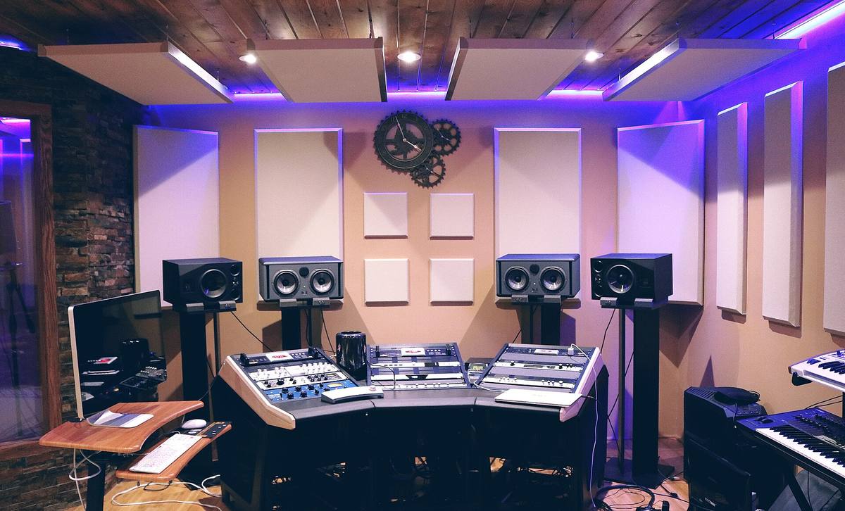 Nahrávací studio s mixážním pultem, monitory a reproduktory