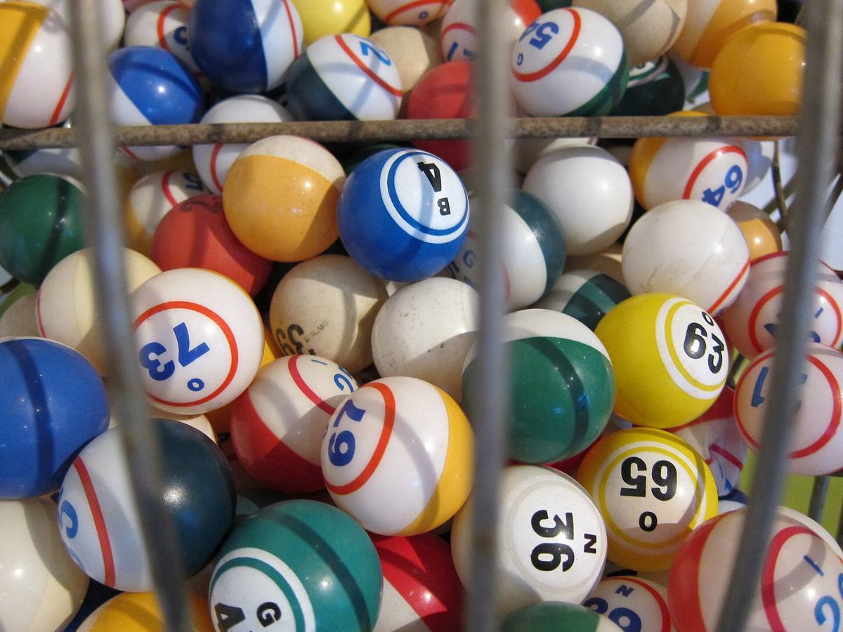 Číslované koule v losovacím bubnu na bingo