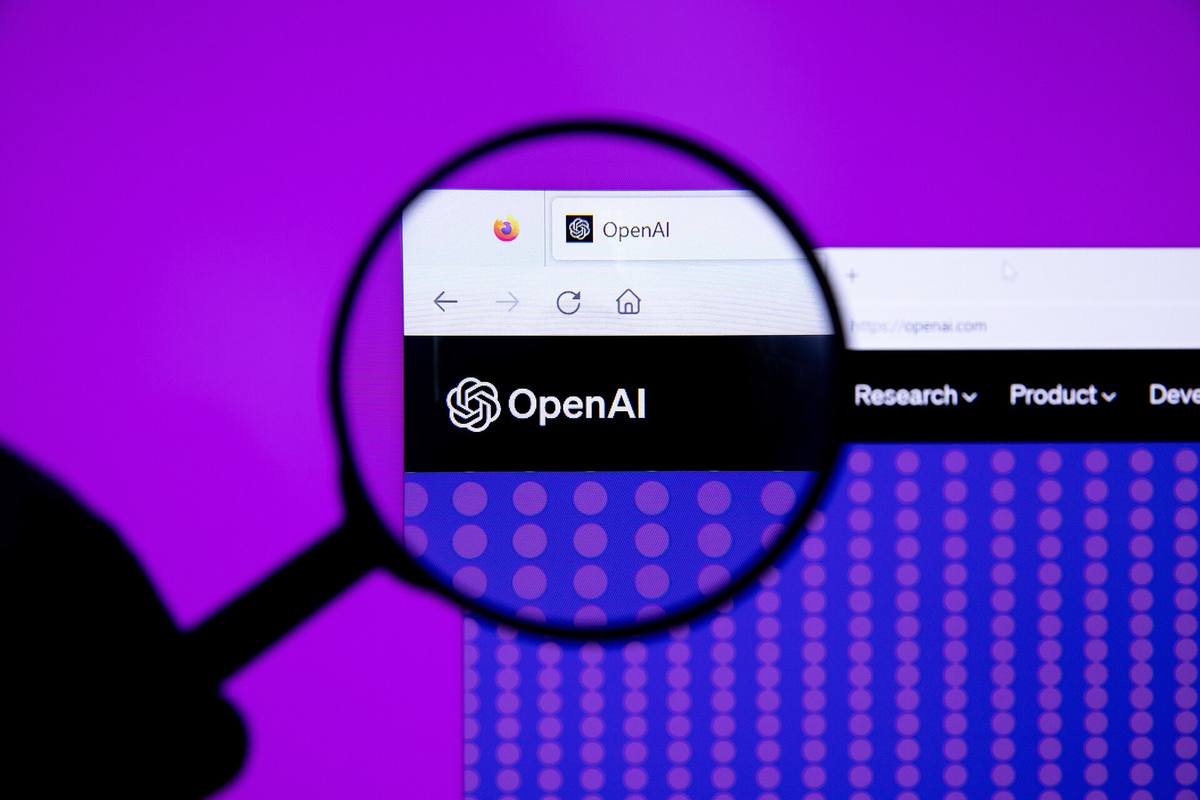 Logo OpenAI pod lupou