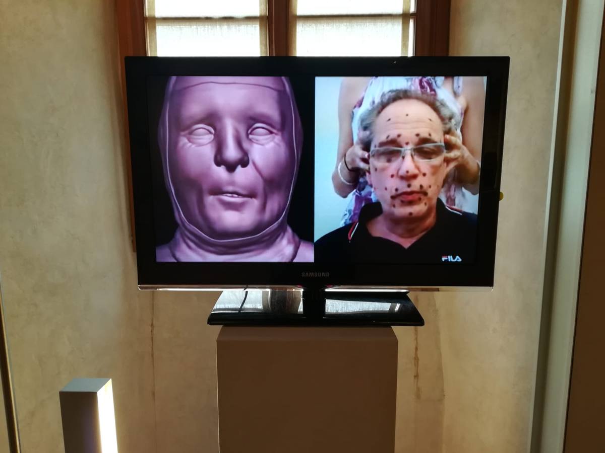 Obličej člověka s body pro snímání pohybu a jeho digitální model na monitoru