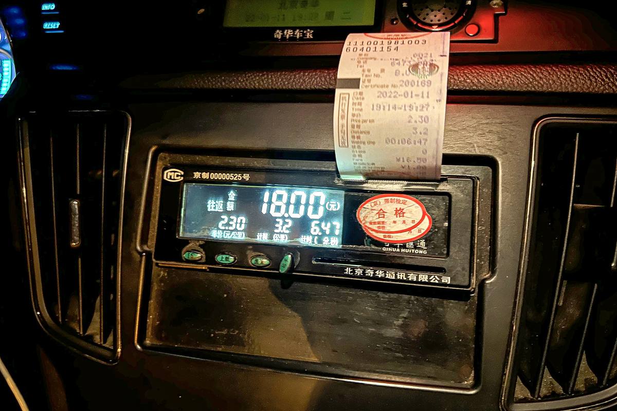 Taxametr v pekingském taxi tiskne účtenku