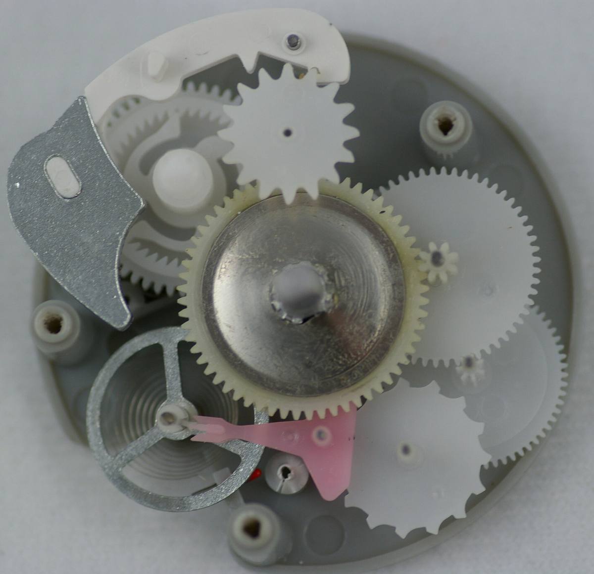 Rozebraná mechanická kuchyňská minutka s pružinou a ozubenými kolečky
