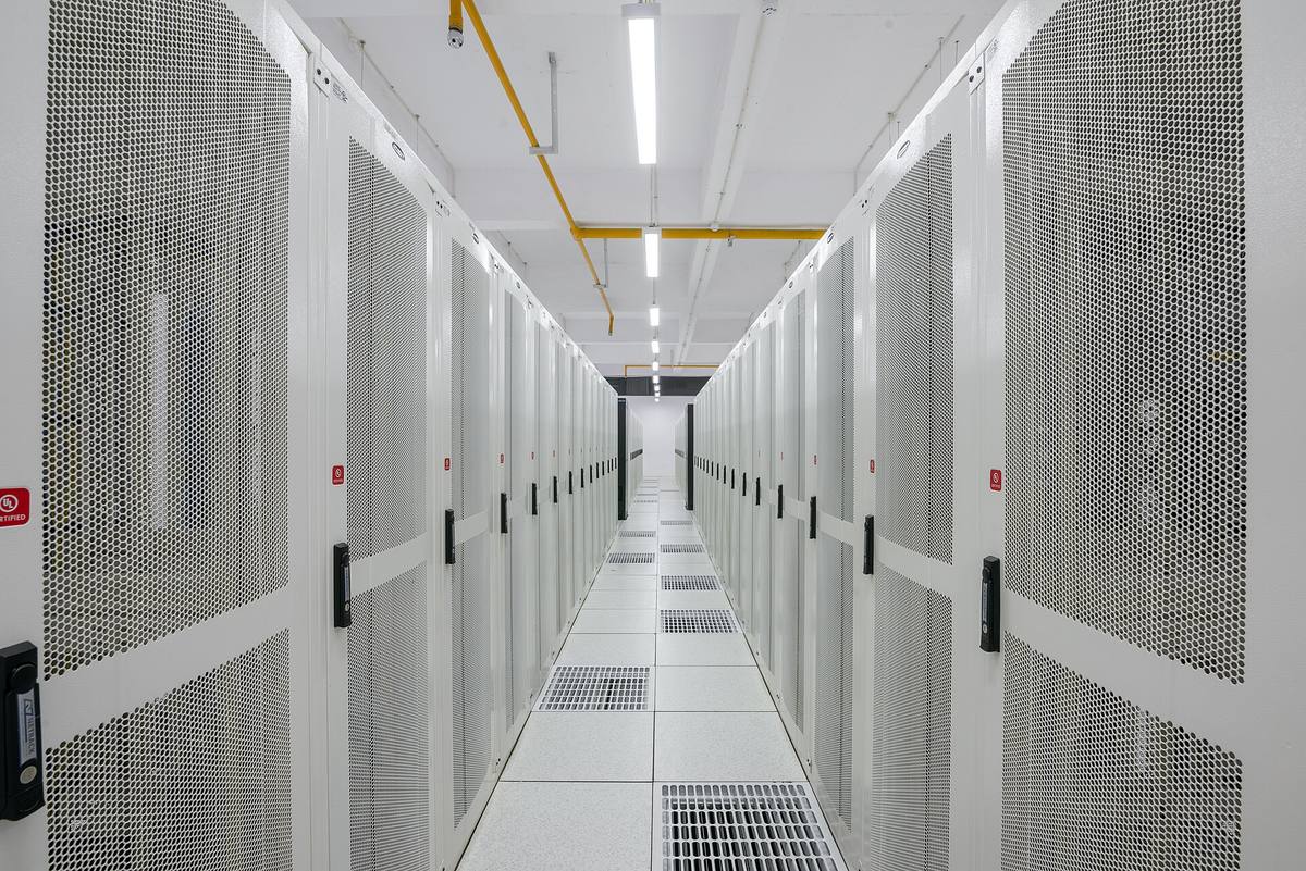 Řady skříní s úložišti v datovém centru