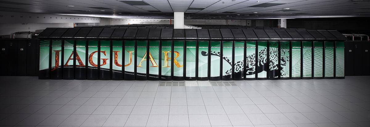 Řada skříní superpočítače Jaguar v datovém sále