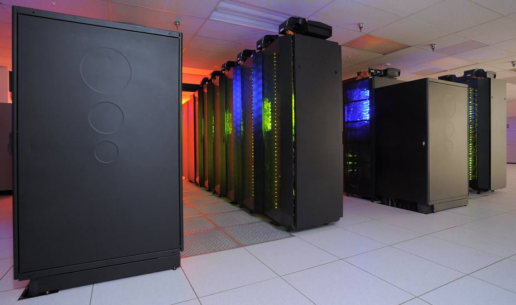 Řady skříní výpočetního klastru v serverovém sále