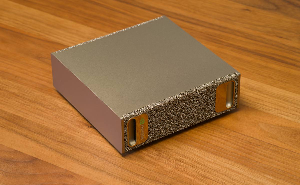 Stolní počítač Nvidia DGX Spark, pohled zešikma