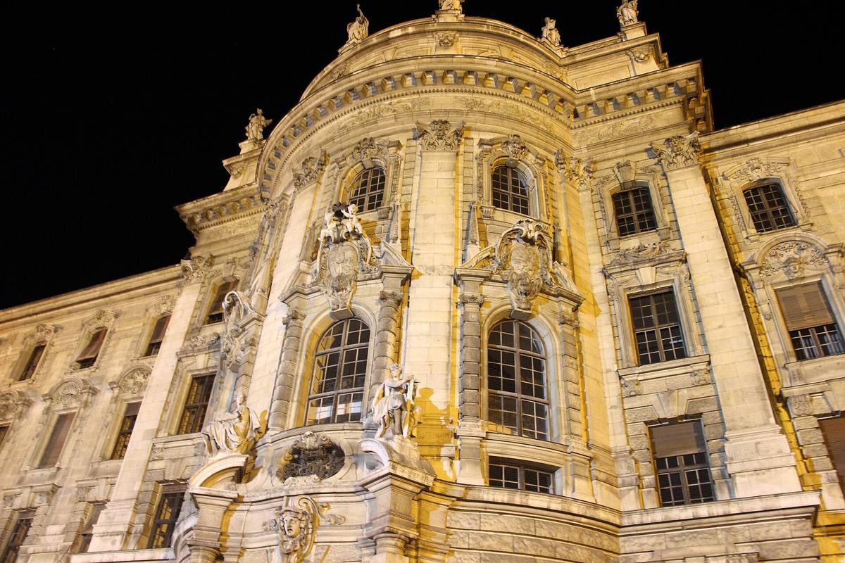 Osvětlená fasáda Justičního paláce v Mnichově